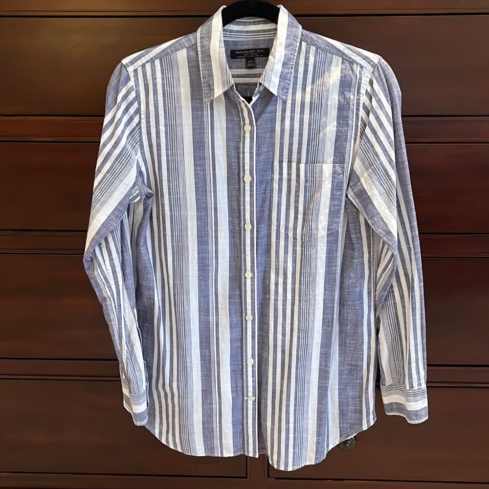 Banana Republic Soft Wash Blue and White Striped Button-Up Shirt XS